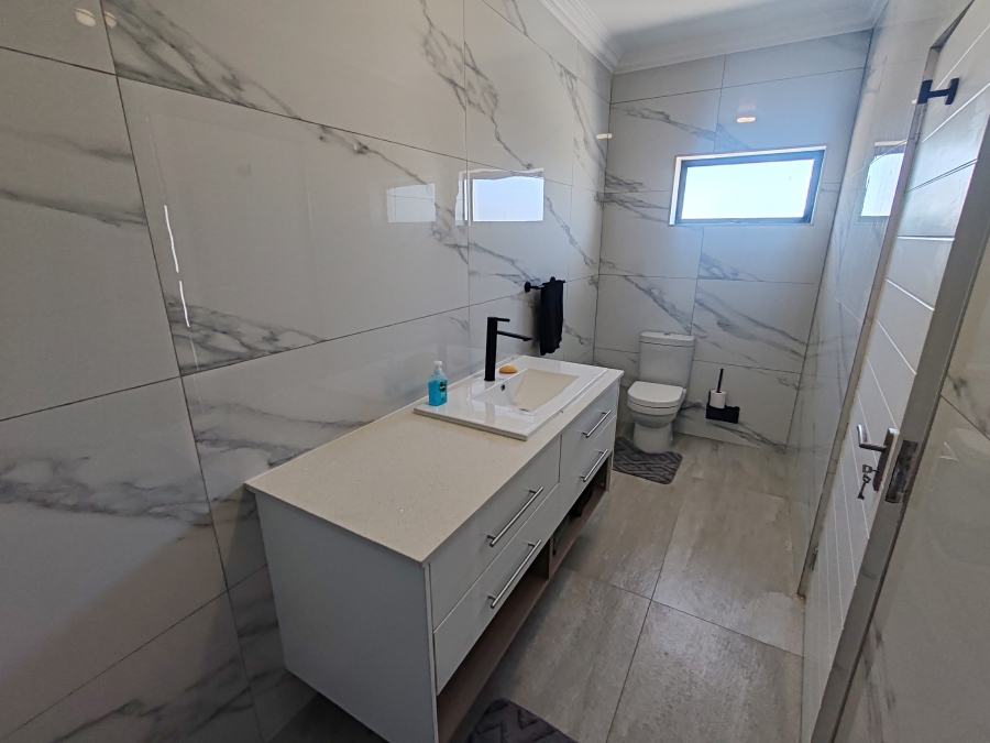 To Let 4 Bedroom Property for Rent in Hoogland Western Cape